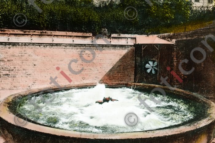 Der Große Sprudel in Bad Neuenahr | The Large Bubble in Bad Neuenahr  (simon-vulkanismus-359-010.jpg)